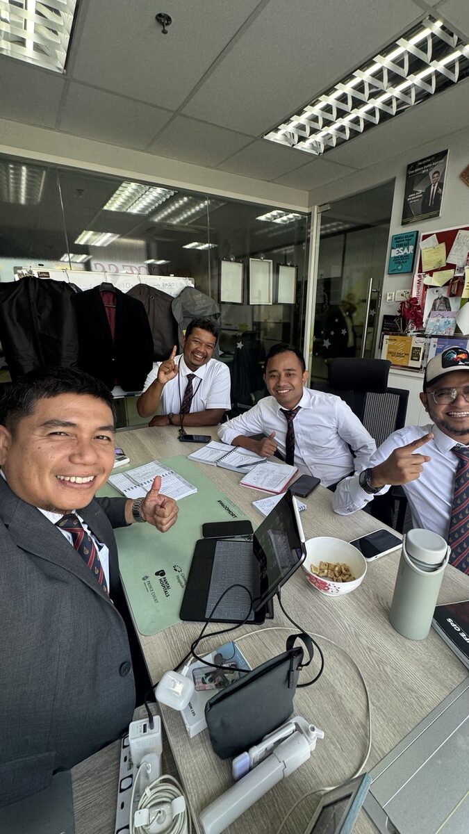Perbincangan bersama pasukan